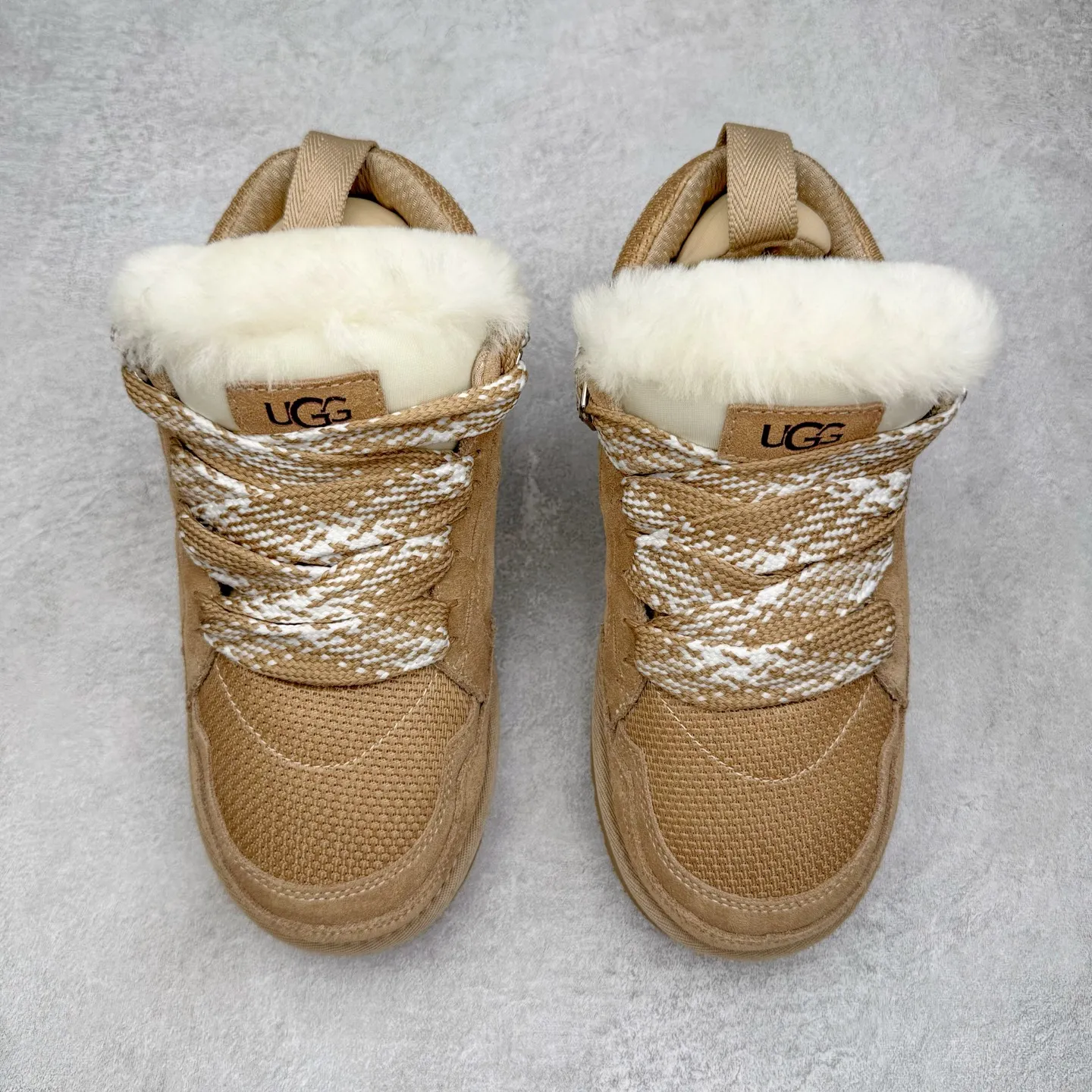 Pick up locally 💰600 UGG 4032 Meyer autumn and winter sheepskin and fur integrated snow boots. All shoes are made from the same factory as ZP. Longfeng A-grade Australian imported sheepskin and fur integrated men's and women's boots. Brand OEM production line. Fully follow the ZP process. OEM original pattern maker. Adhering to the principle of no original shoes and no development selection. Pay attention to every detail. The most authentic version on the market TREADLITE "Light Wing" technology outsole. Lightweight/durable/flexible/pile size: 35 36 37 38 39 40 41 42 43 44 45 Coding: by3936010